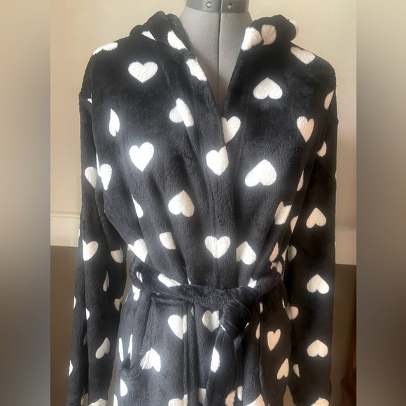 Sleep Riot Soft Cozy Bathrobe Size Small Black w White Hearts Hood Belt Pockets - Picture 3 of 8